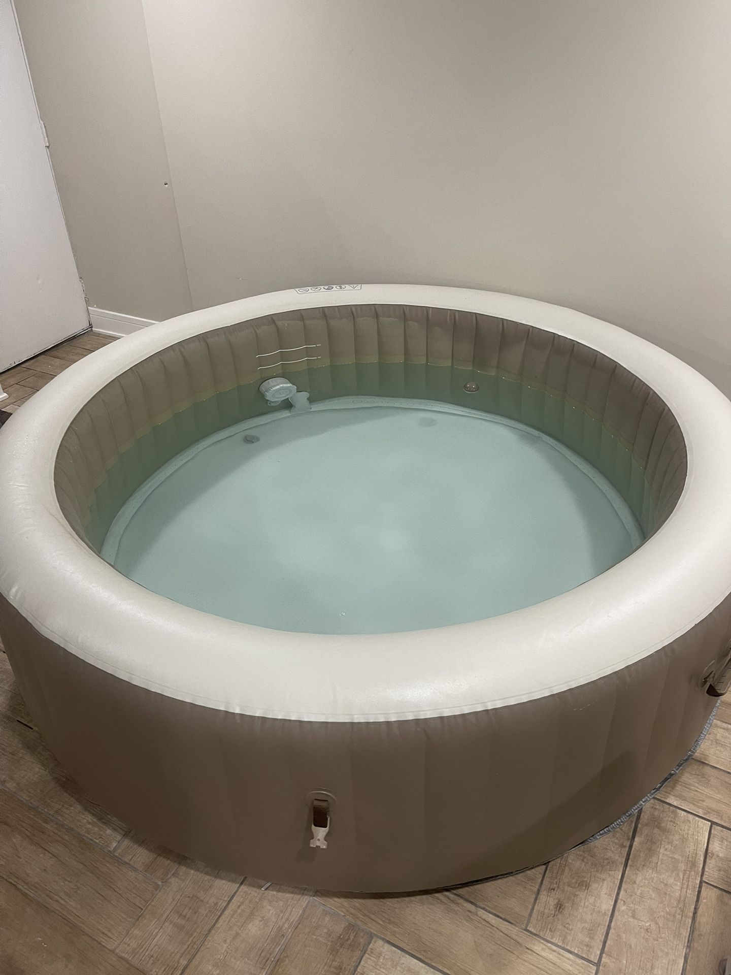 Hot Tub 6 Person