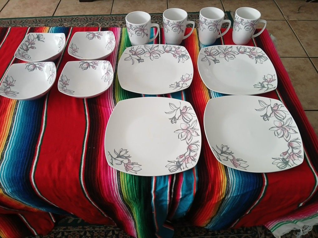 Motif Dinnerware Set