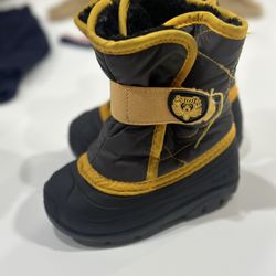 Size 6 Kids Snow Boots  Kamik