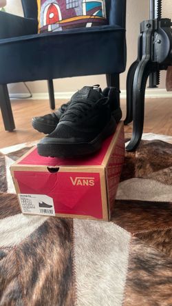 Black tennis shoes