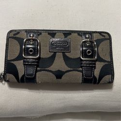 Wallet Guess Used But Good Cond With ZÍPER AND SEVERAL DEPARTS IN THA WALLET GOOD CON ONLY $20