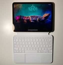 iPad 2025 11 inch A16 with Folio Magic Keyboard
