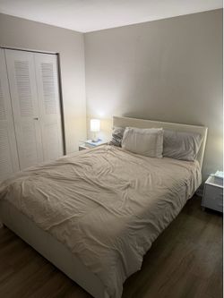 Cama Queen con 2 mesitas de noche
