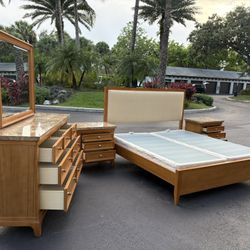 Beautiful Bedroom Set Kind Size Real Wood Light Maple Color In Excellent Condition