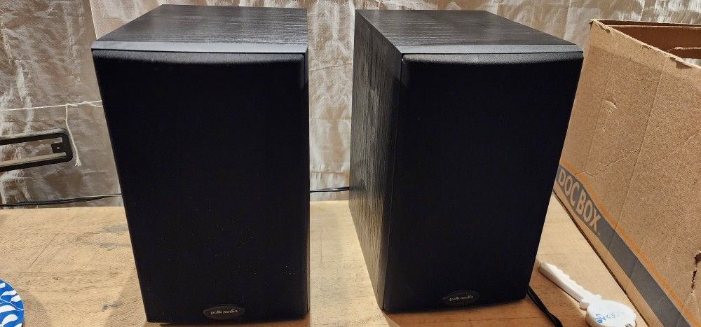 Polk audio RT15i speakers.