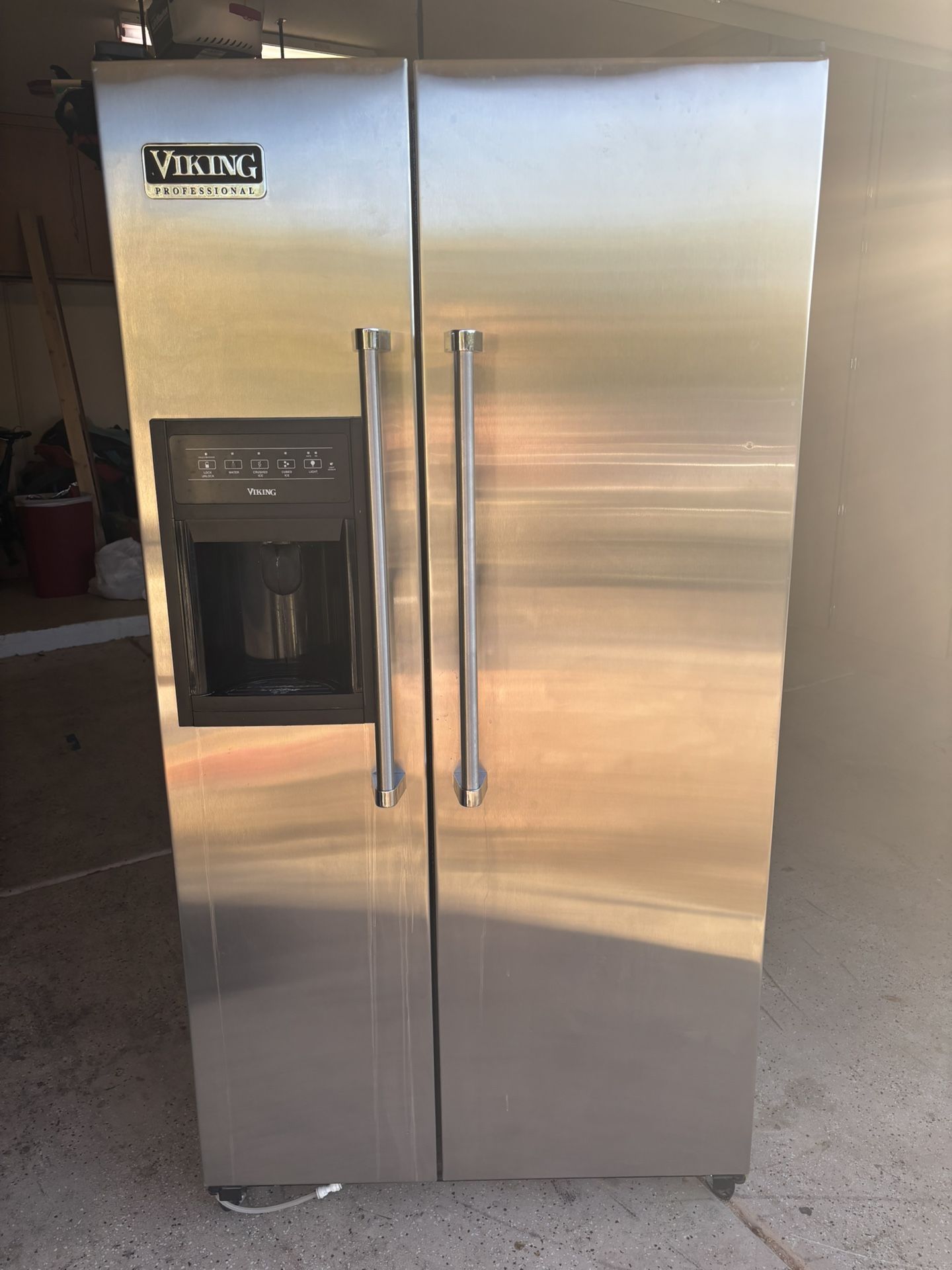 Viking electric range and refrigerator.