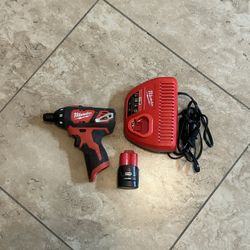 Milwaukee M12 Screwdriver Kit 