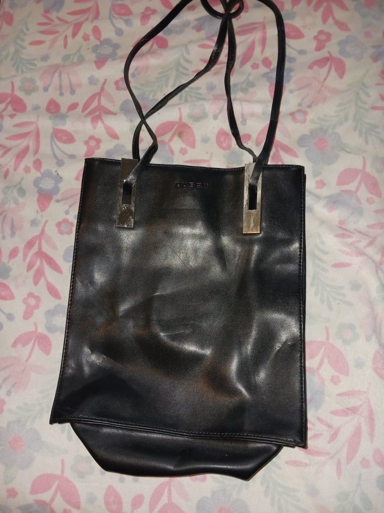 clean like new black guess purse asking $35 must pick up Broadway and apache buckeye az cash only