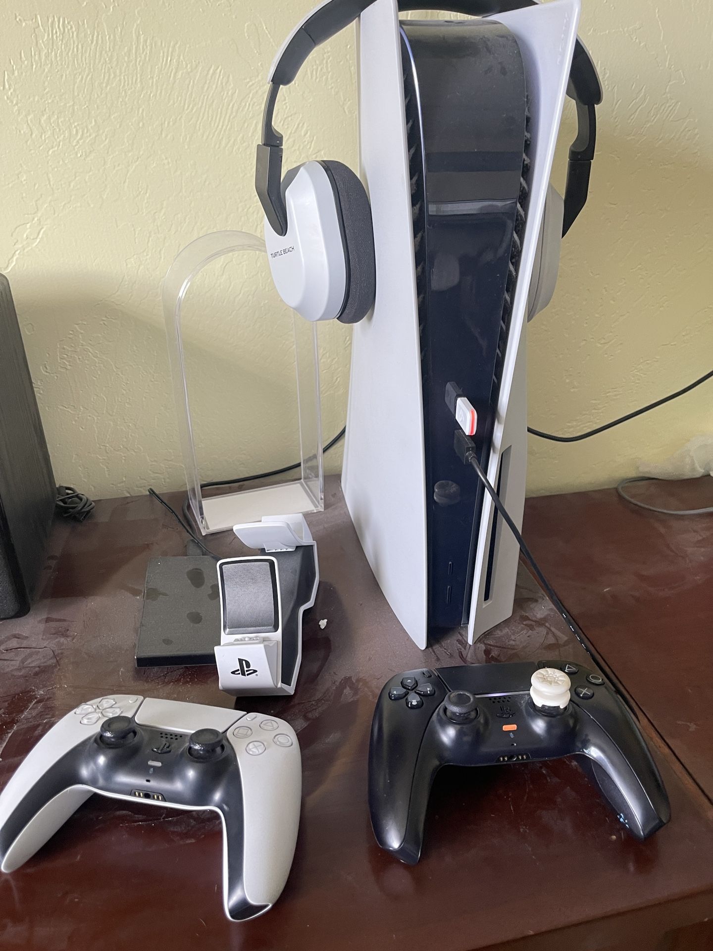 Want Gone This Weekend PS5 Disc Version With With Two Controllers, Turtle BEACH headset And 1terabyte Memory Card