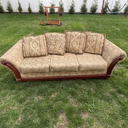 Elegant 3-Seater Couch – Wood Trim – Pickup in Brentwood