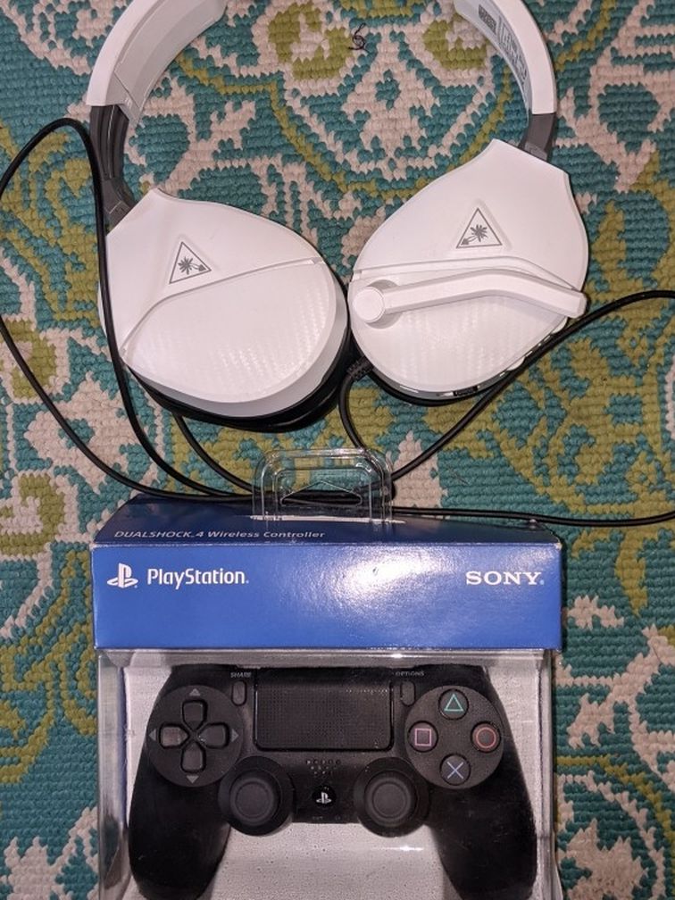 PS4 Controller And White Turtle Beach Headset