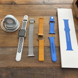 Nike Apple Watch Series 6 — Comes w/ 4 Bands and Charger