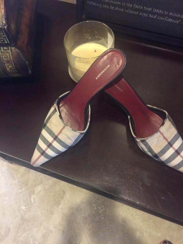 Authentic Burberry slides super cute with jeans
