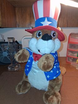 Buc-ees Patriotic plush, 13 in high, good condition