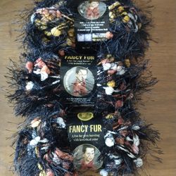 3 small bundles of yarn "tiger eye' by lion brand yarn
Brand new includes free scarf pattern