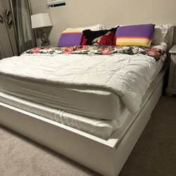  King Bed Frame – Modern & Sturdy (Great Condition)