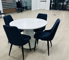 Beautiful Round Table W/ 4 Chairs - Like New!