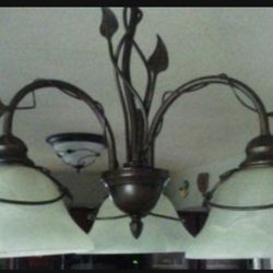 Hermoso Juego De Dos Candelabros Grandes De Techo En Excelente Condición $150.00 Dólares Por Los Dos.