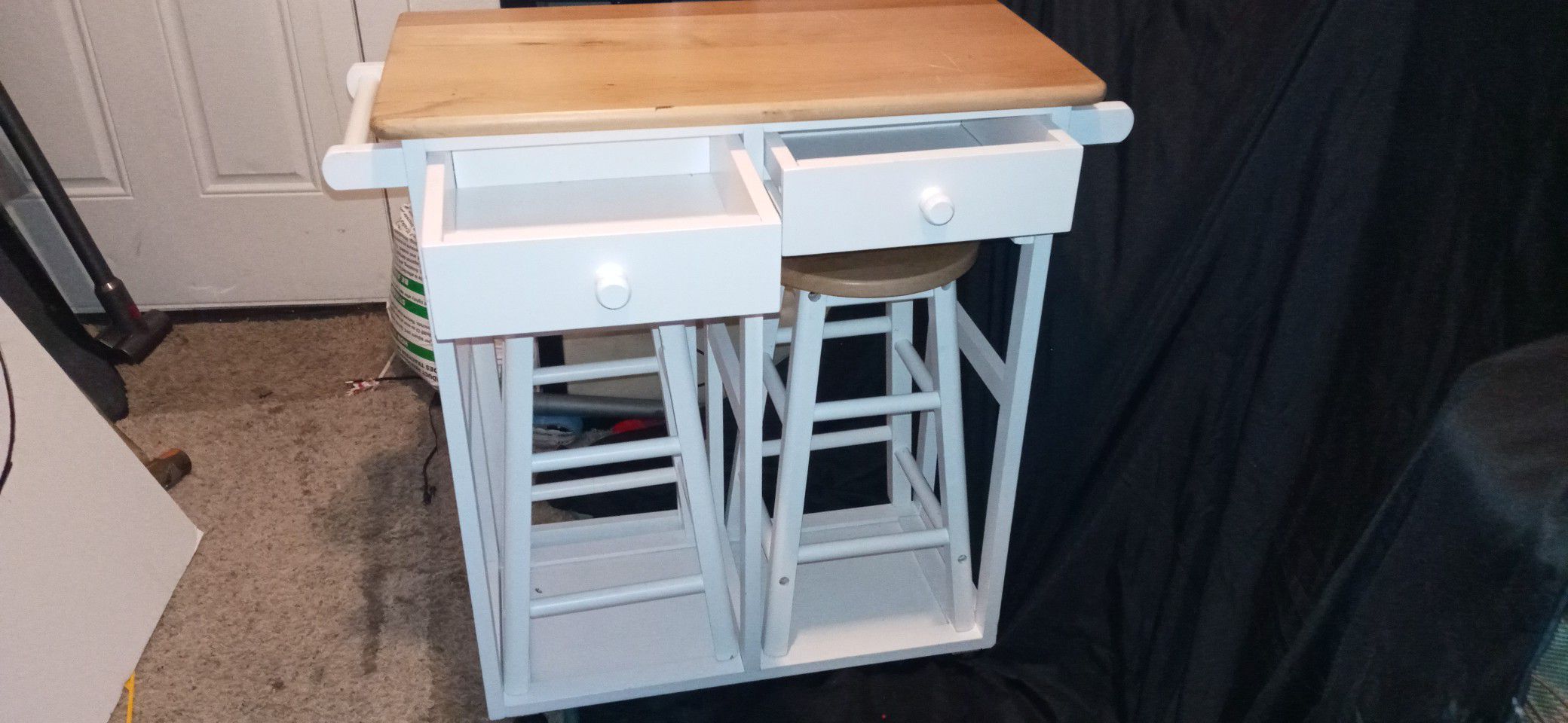 kitchen table w/ stools and drawers