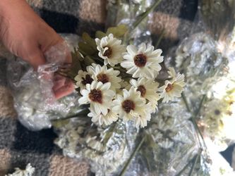 Artificial off white daisy flower bunches (20 bunches available)