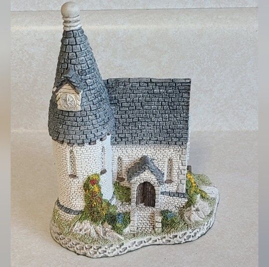 Vintage 1984 David Winter Cottages “The CHAPEL” At Center Village Collection
Good condition chip on shingle and Vine