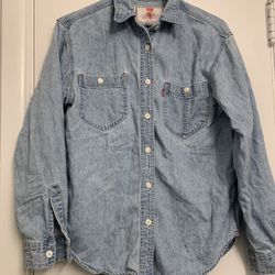 Women’s Vintage Small Levis  Long Sleeve Blue Denim Button Up Shirt 
