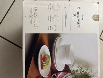 New 12 Piece Dinnerware Set