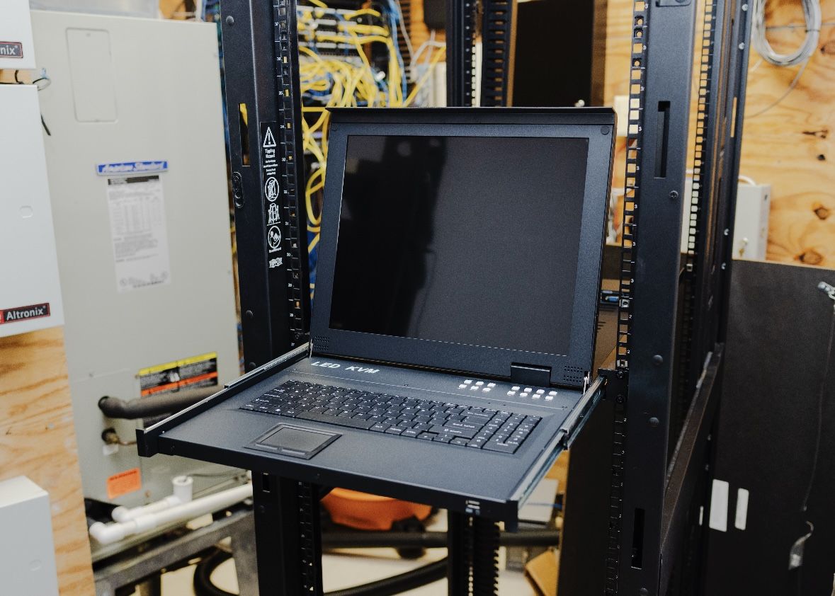 17" LCD KVM Console 8 Port VGA, Yinker Rackmount KVM Switch Fit 1U 19" Rack, Keyboard Monitor Touchpad Drawer Integrated + Cables