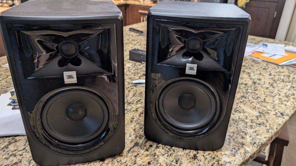 🎵 Mk11 305 Studio Speakers – Like New! 🎶