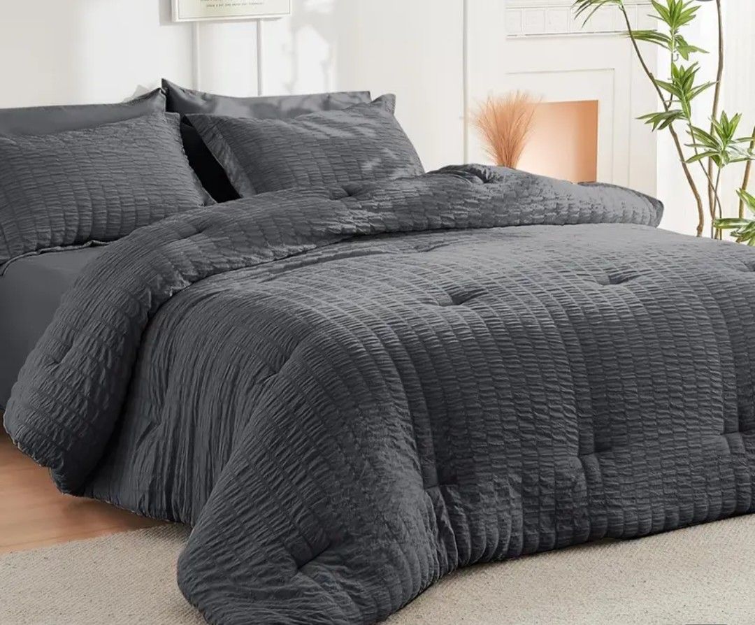 "New & Unused Full/Queen size, 3 piece, Seersucker design Comforter Set 