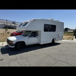 1988 Toyota Winnebago Dolphin