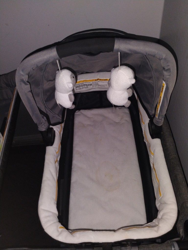 Baby trend Deluxe Nursery/Playpen