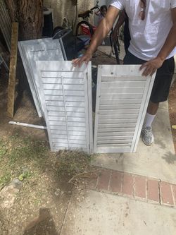 Persianas de 3 pies de largo por 1 pie y cuatro pulgadas de ancho