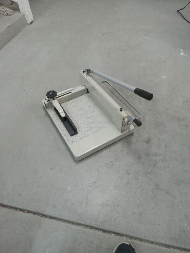 VERY NICE PAPER CUTTER LIKE NEW 15