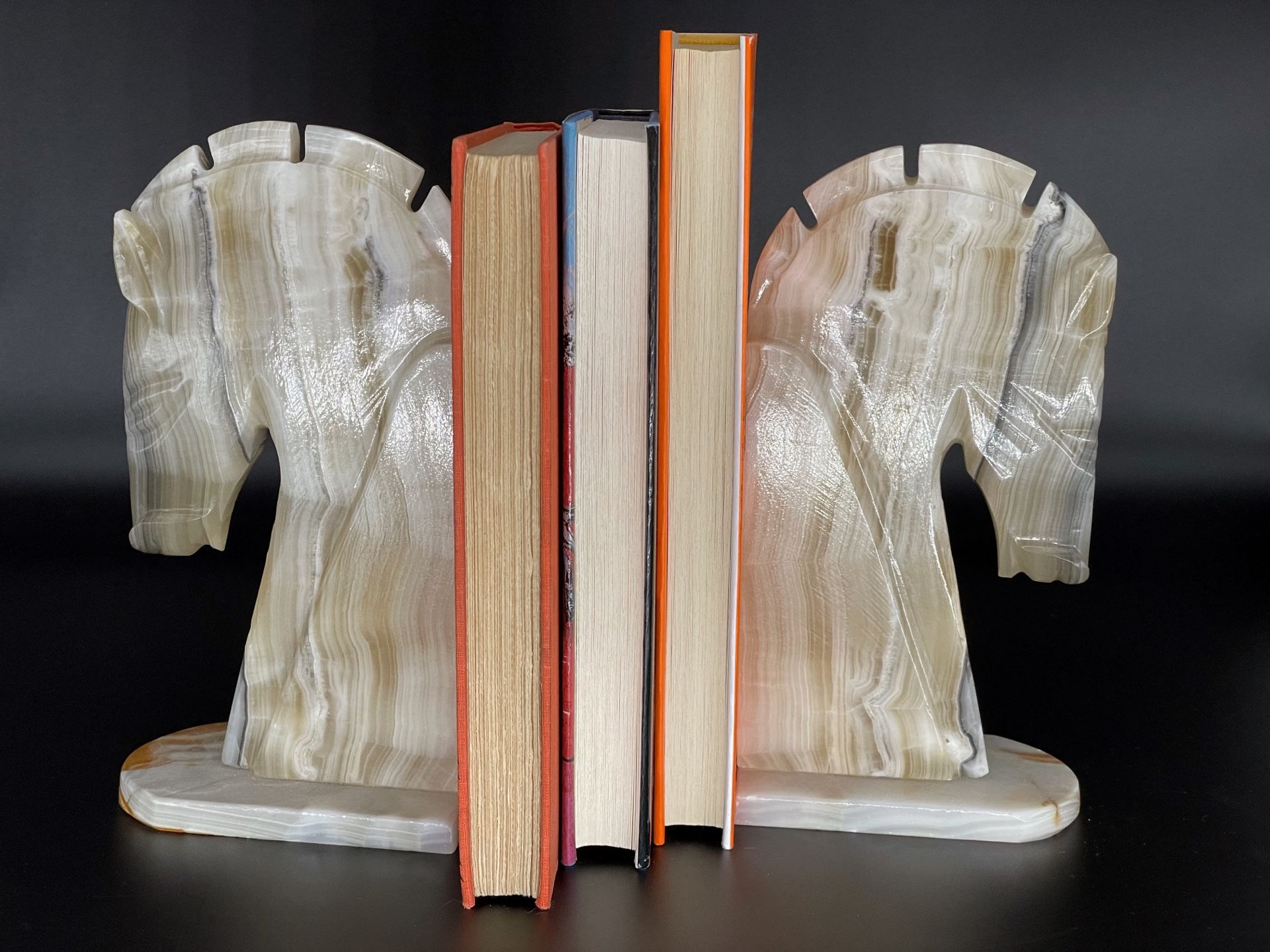 Vintage Onyx Carved Horse Head Bookends Size: 8.5” tall Weight: Great condition, beautiful coloring Our description is based on our knowledge and