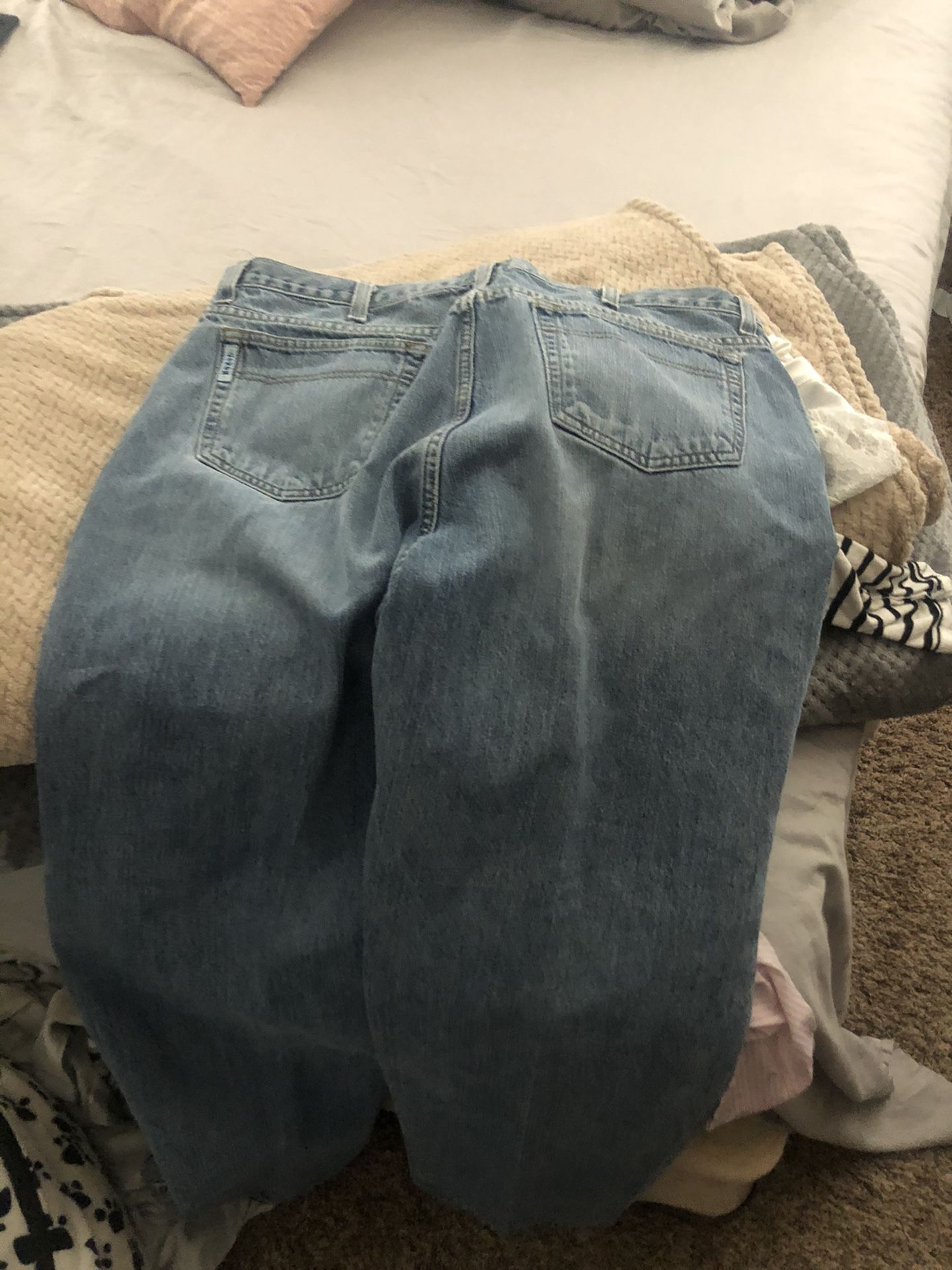 Men’s cinch jeans. The button hole is stretched as can be seen in one of the photos. Good condition otherwise.