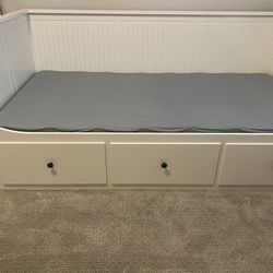 Supermarkt Oneerlijk Beurs IKEA HEMNES Daybed frame with 3 drawers, White, Twin for Sale in Cypress,  TX - OfferUp