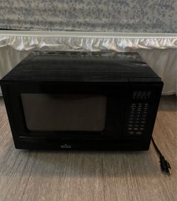Rival 900W Microwave – Clean & Works Great