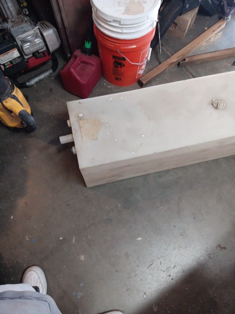 30-35 Gal Gray Or Fresh Water Cantainer