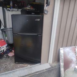 Arctic King Mini Fridge 