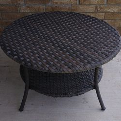 ROUND 32-INCH OUTDOOR WICKER PATIO TABLE - EXCELLENT CONDITION