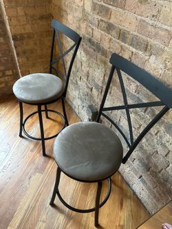 Swiveling Bar Stool Chairs