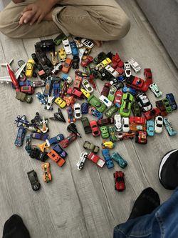 104 Hot Wheels Cars