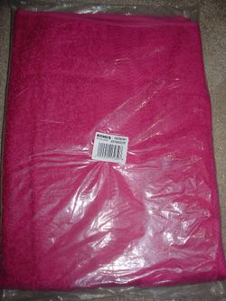 Lot of 2 NIP The Big One Solid Bath Towels - Color: Raspberry & Spearmint