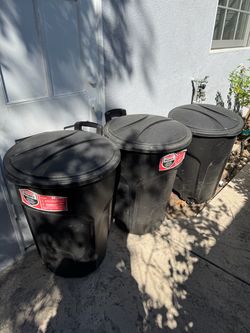 [FREE] 3 32 gallon trash cans (Rubbermaid Roughneck)