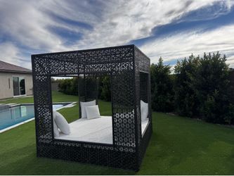 Luxury Outdoor Daybed / Cabana – Like New – Less Than 1 Year Old