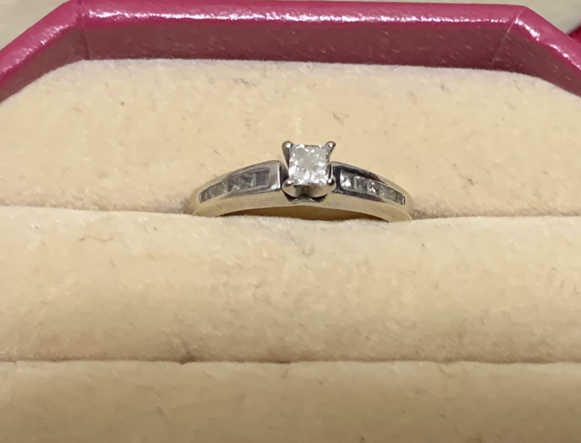 14k white gold diamond engagement ring (TRADE)