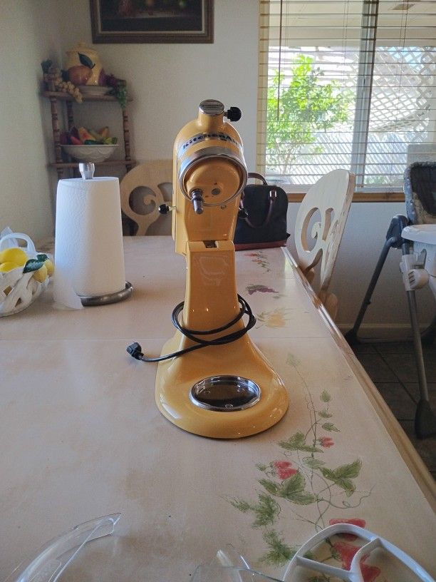 Tilt-Head Stand Mixer