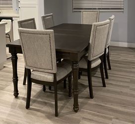 Dining table w/ chairs & leaf