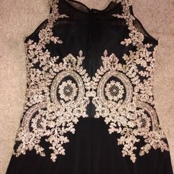Extra Large XL formal dress Women sweetheart neckline evening gown Night scene

Beautiful sequined black and gold dress, mermaid style with stretchy m
